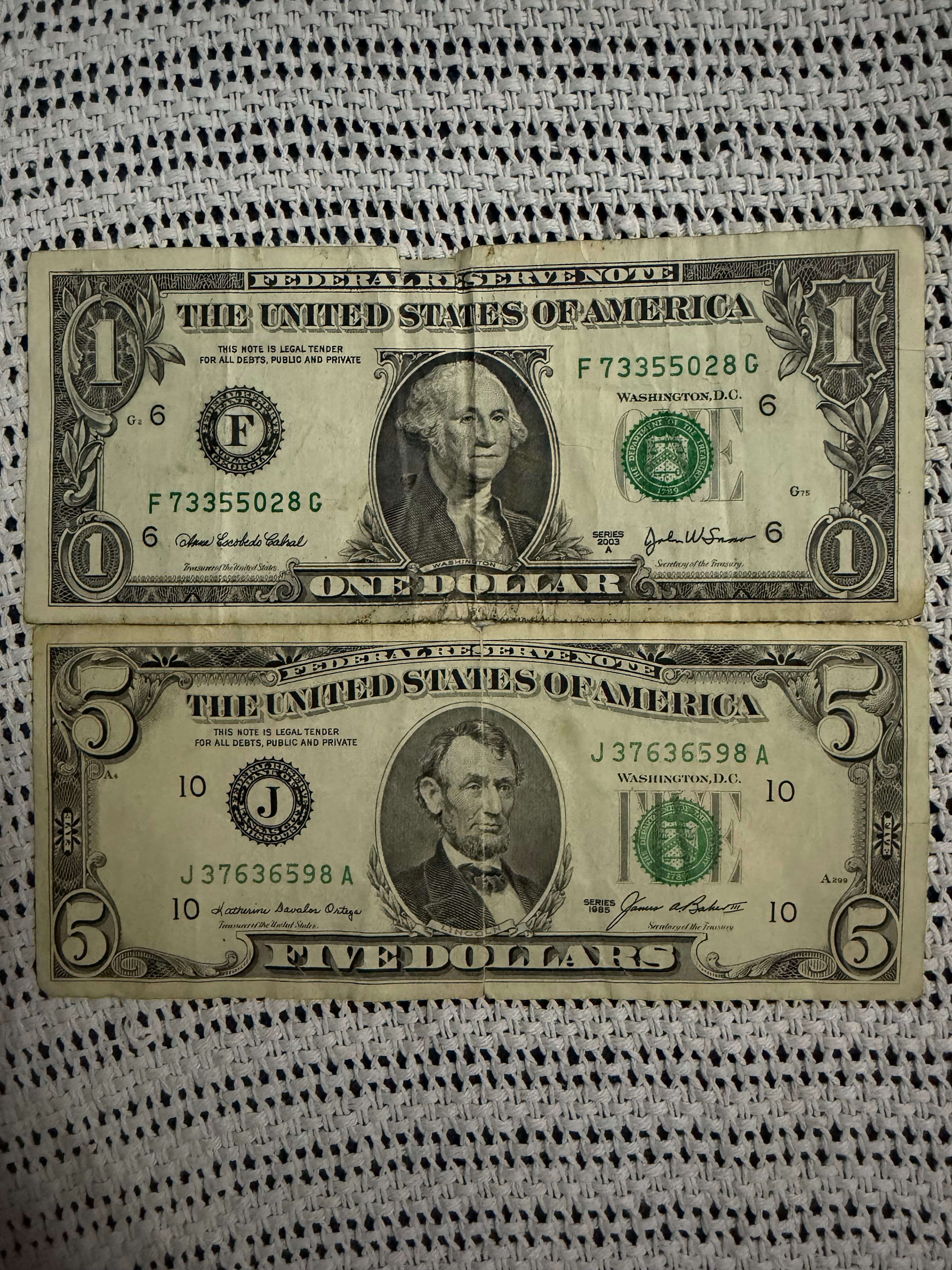 1985 წლის 5 დოლარიანი და 2003 წლის 1 დოლარიანი